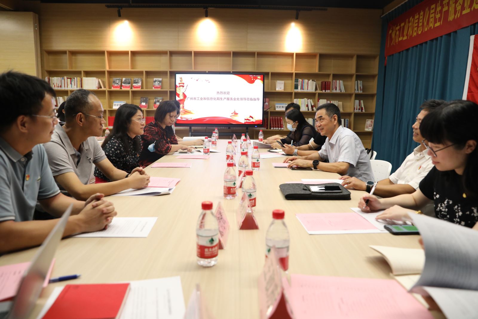 广州市工信局生产服务业处与快猫
开展党建共建活动