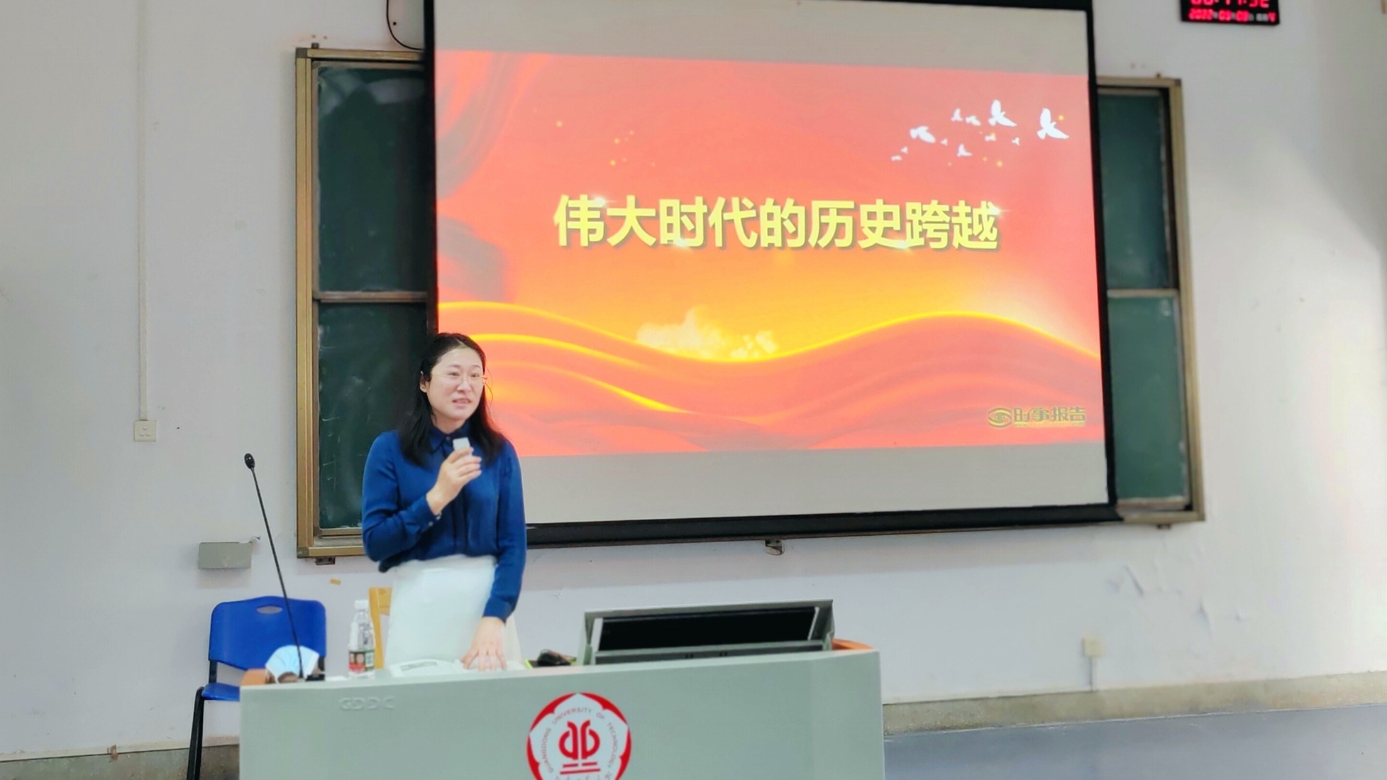 快猫
党委书记为学生讲授“思政第一课”