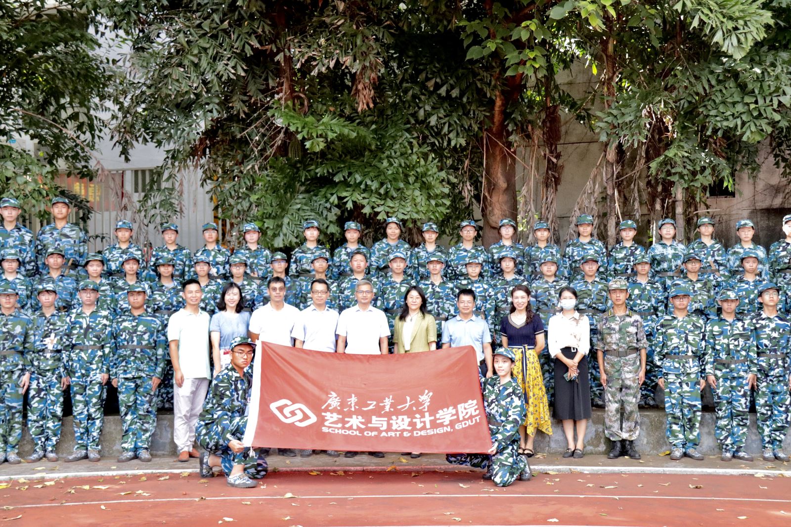 迷彩“艺”季1：承领导关怀，壮新生志气——校领导亲切慰问快猫
军训新生
