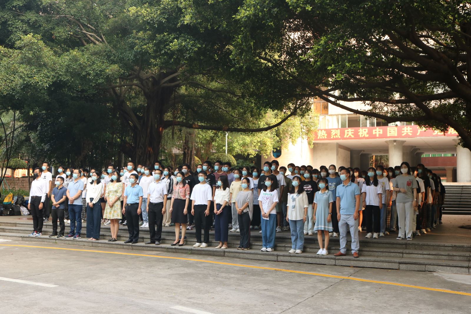 赓续百年薪火，践行强国誓言——快猫
举行2021级新生升国旗主题教育活动